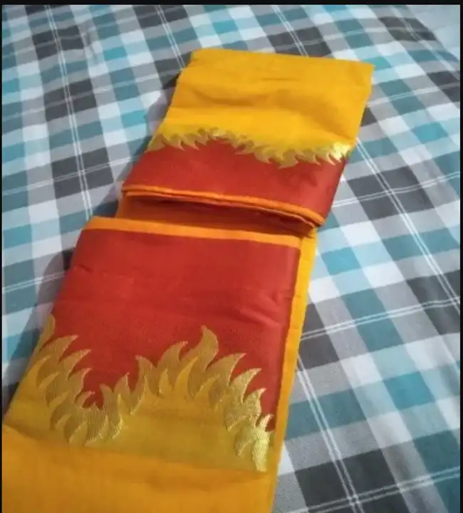 গায়ে হলুদের শাড়ি পরা পিক